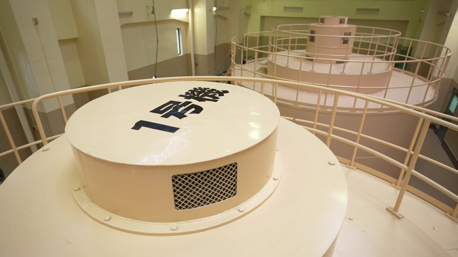 「1号機」と書かれた発電機の写真