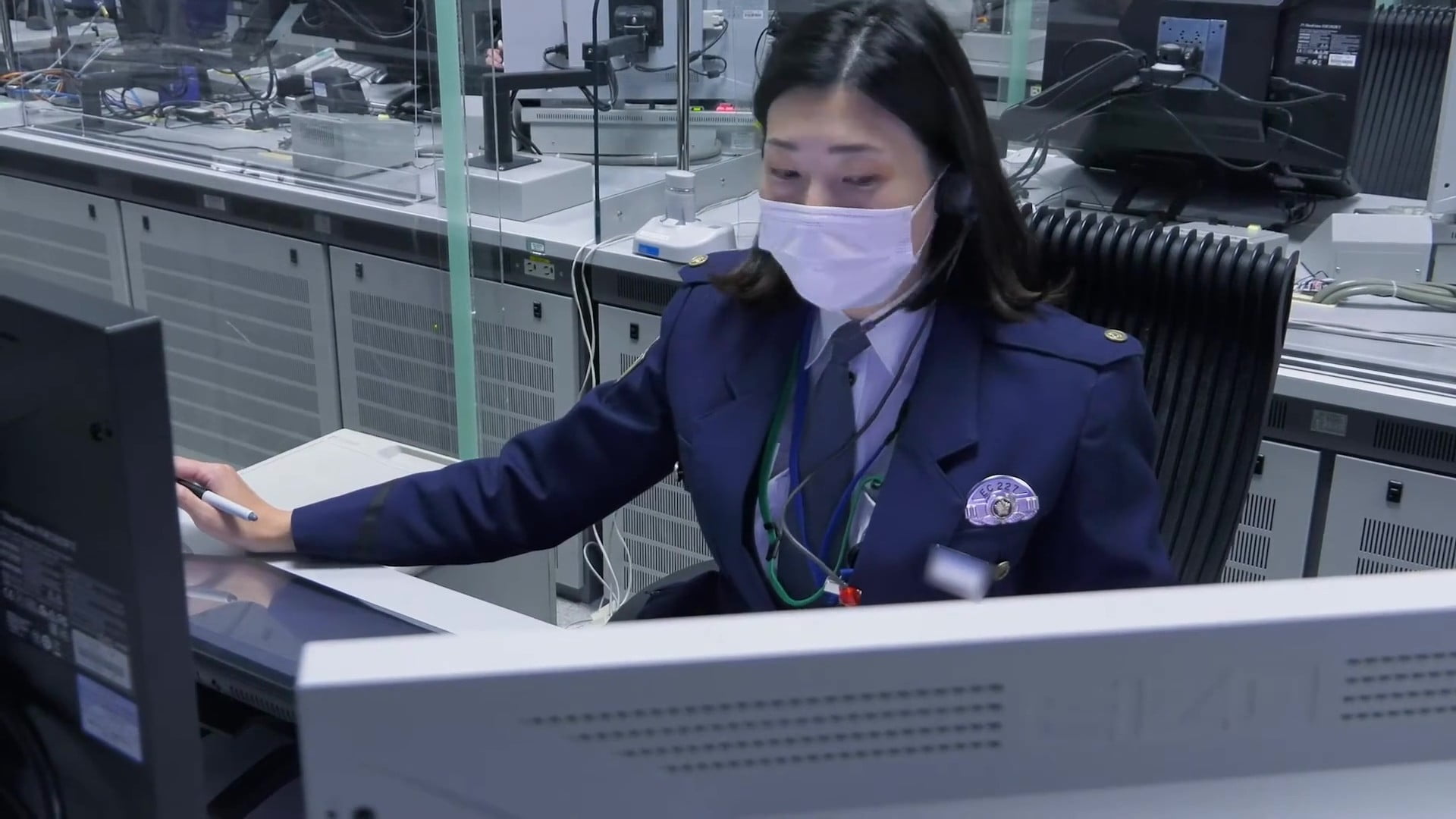 110番受理台の職員が通報を受けている写真