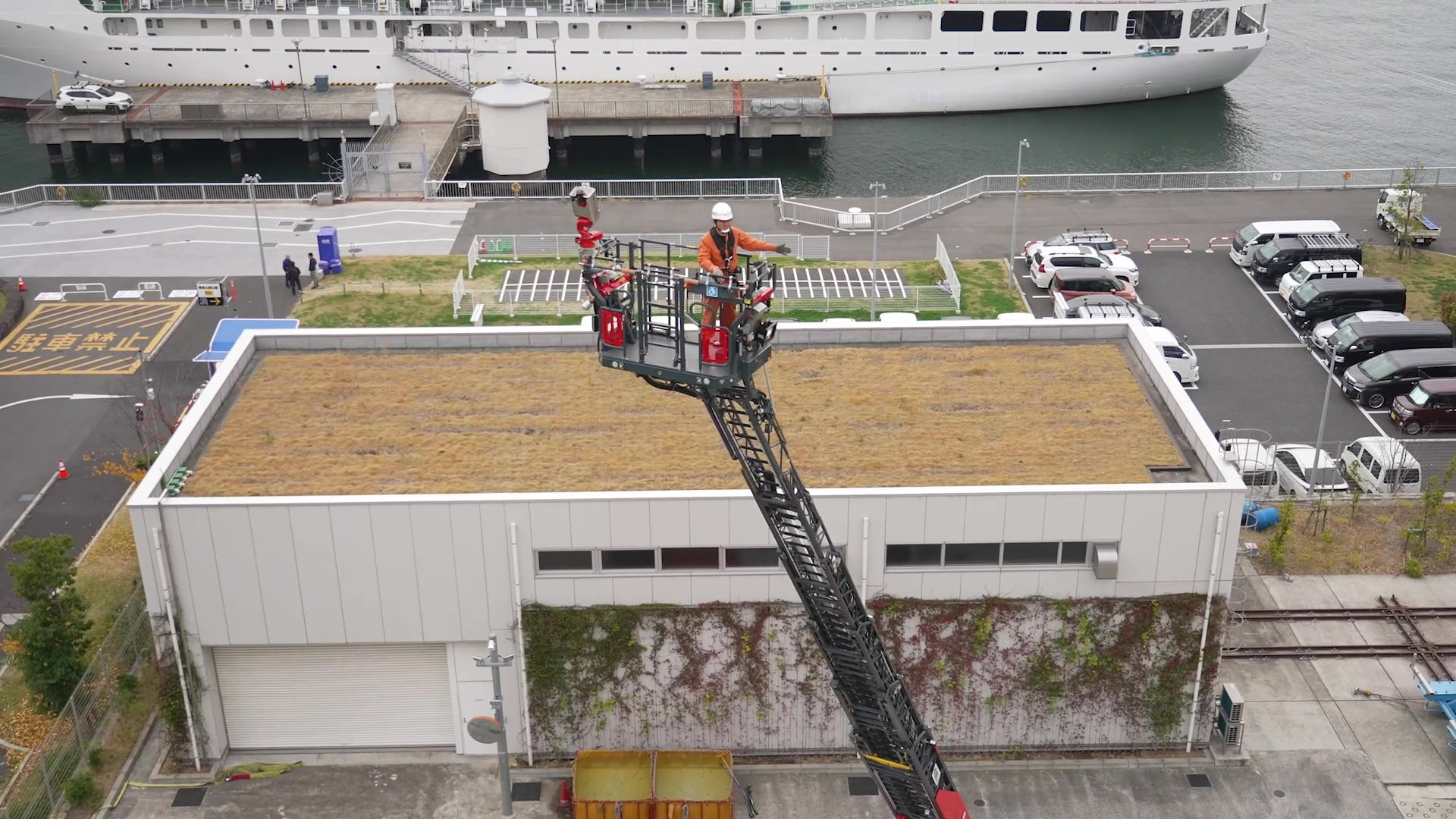 はしご車のはしごが上に伸びている写真