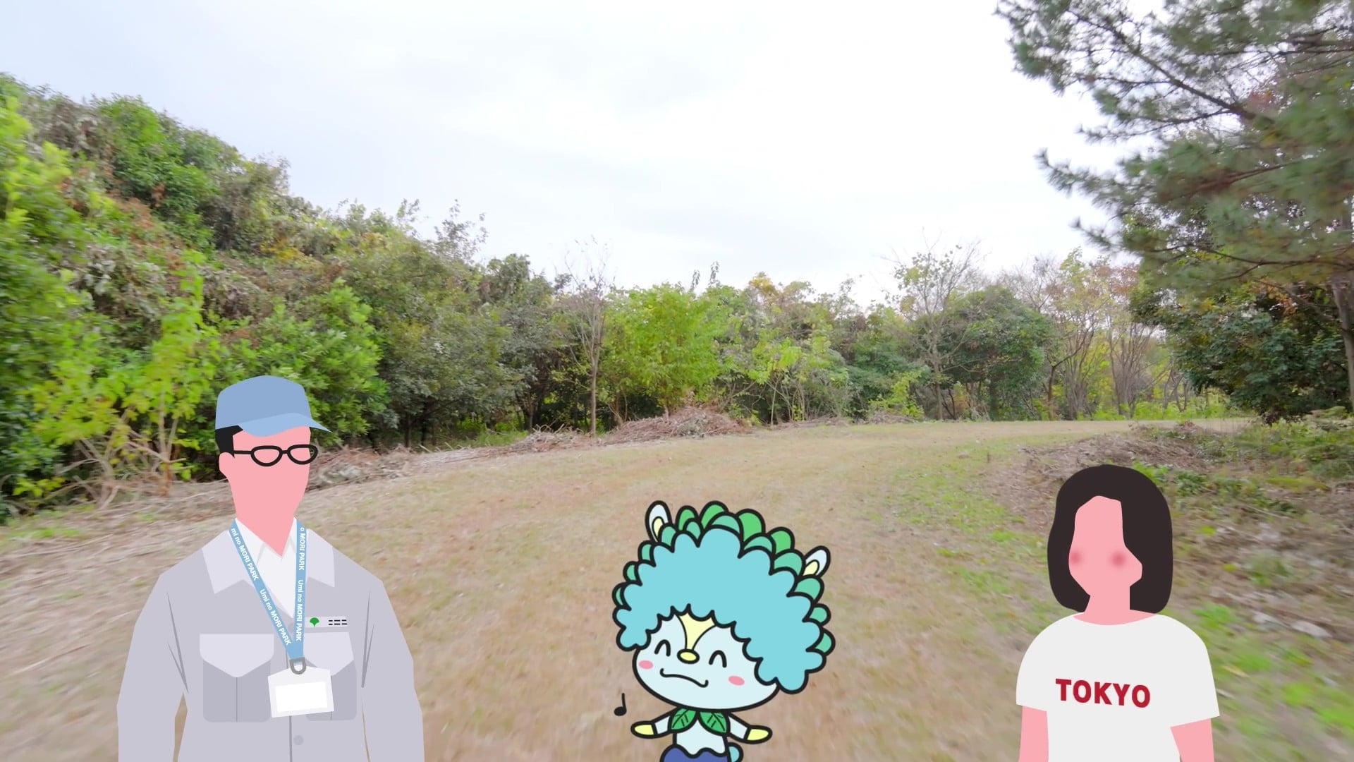 木々に囲まれた公園の道の写真